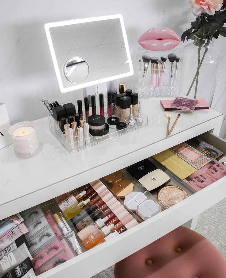 DOVE AVVIENE LA MAGIA, LA POSTAZIONE MAKE-UP